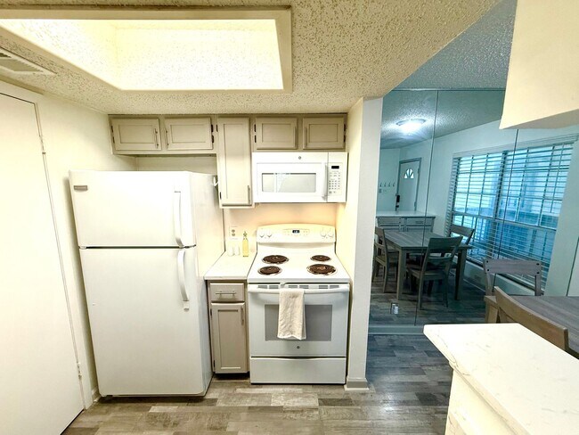 Building Photo - AVAILABLE NOW! 3rd Floor 1 Bedroom / 1 Bat...