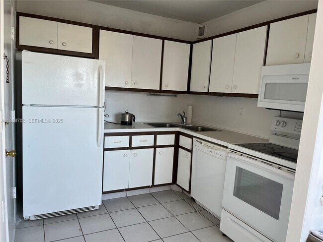 Building Photo - 111 Golden Isles Dr