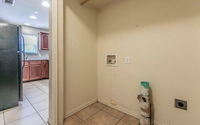 Building Photo - Spacious 1 Bedroom 1 Bath Available NOW