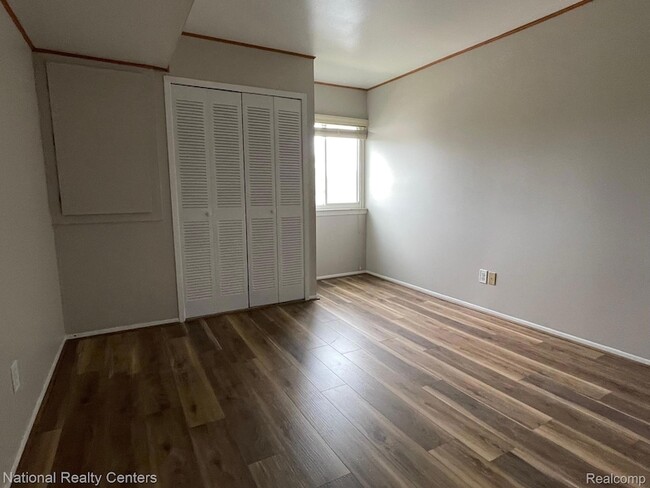 Building Photo - 8719 Meadowbrook Dr