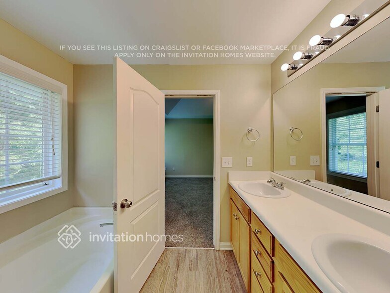 Building Photo - 4730 Camelot Dr