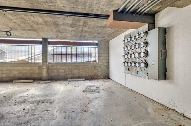 Building Photo - Versatile 1bedroom custom  condo