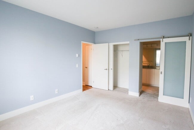 Building Photo - Modern and Clean 2 Bed 2 Bath Condo in Ric...
