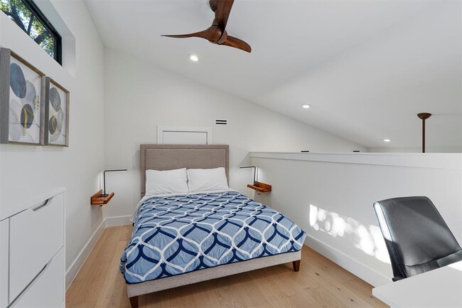Building Photo - 1100 Romeria Dr
