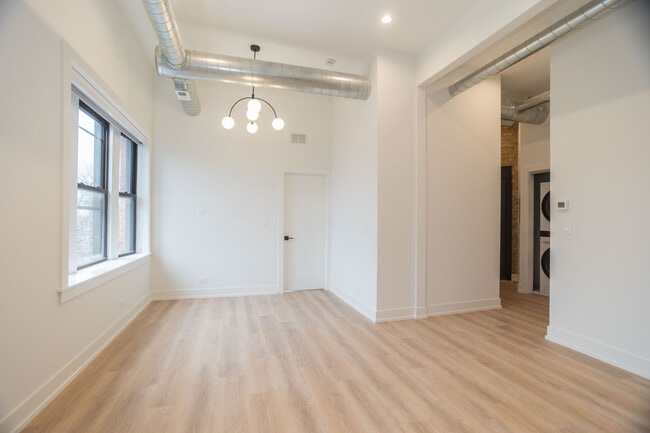 Building Photo - 2256 N Sawyer Ave