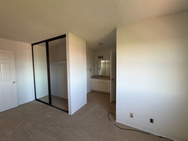 Building Photo - Gorgeous 4 Bed 3 bath