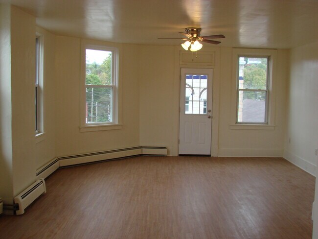 Building Photo - Apt. 4, 721 Main St.