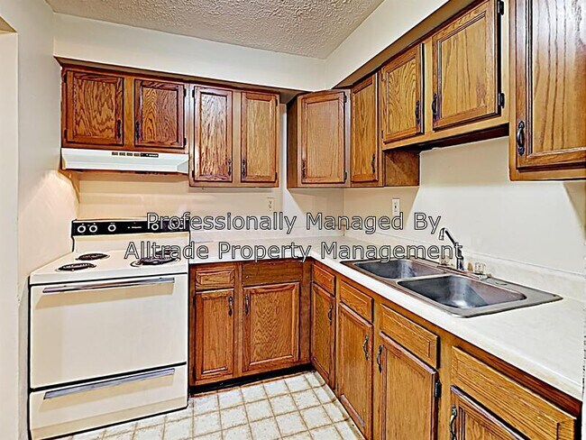 Building Photo - 1201 Huntington Ln