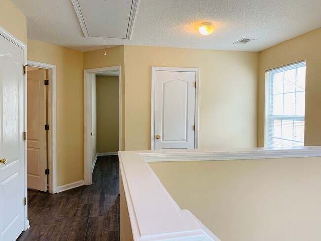 Building Photo - Wow! Newly renovated, new flooring, 1 car ...