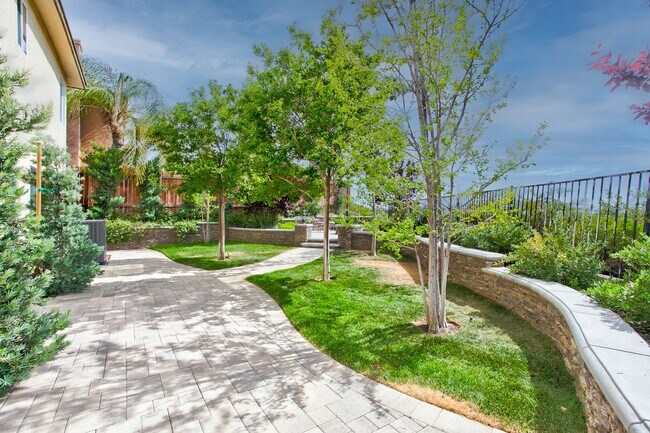 Building Photo - Beautiful 5 Bedroom Home (1 Downstairs) with VIEWS