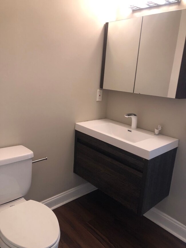 Building Photo - Beautiful 2 full bathroom (2)1/2 bathroom 2 bedroom townhouse in Baltimore City