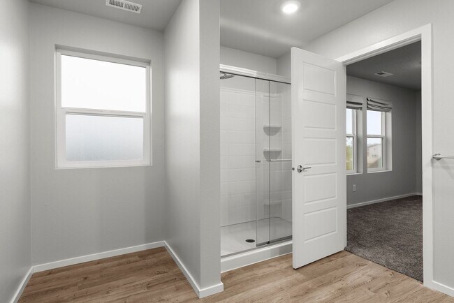 Building Photo - Newer Construction Home in Upriver Drive Neighborhood