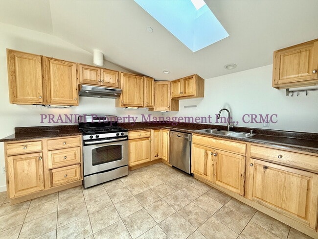 Building Photo - Top Floor Unit With Bonus Room in Gerstle ...
