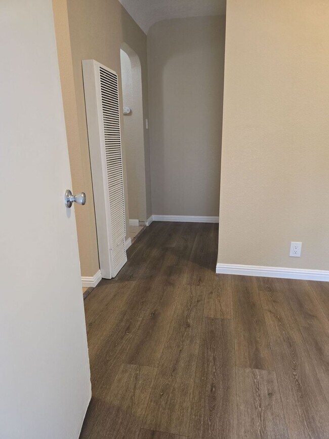 Building Photo - 924 Height St