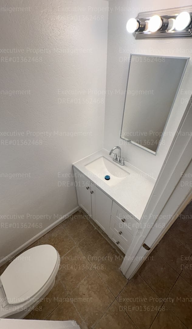 Building Photo - 2 bedroom 1.5 bathroom townhome (Move In Special Available OAC)