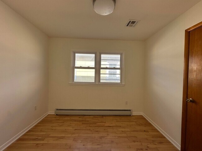 Building Photo - 33 E 51st St