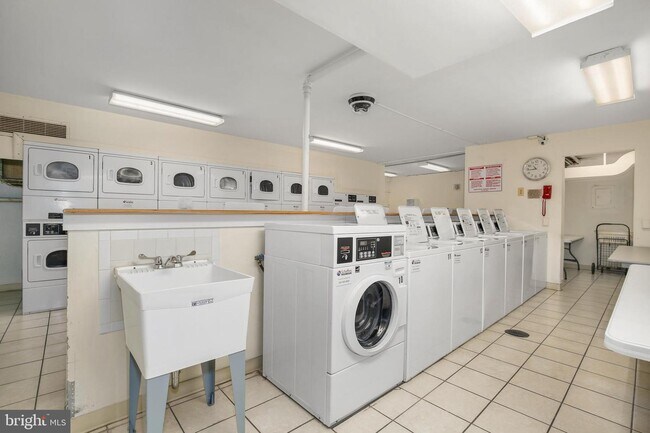 Building Photo - 1121 University Blvd W