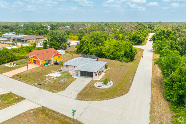 2BR, 2BA - 1,308SF - Poolside in Port Charlotte