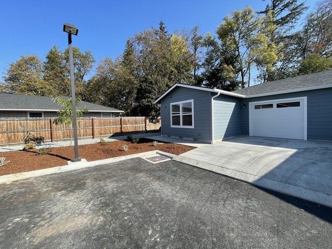 Building Photo - 1841 Hubbard Ln