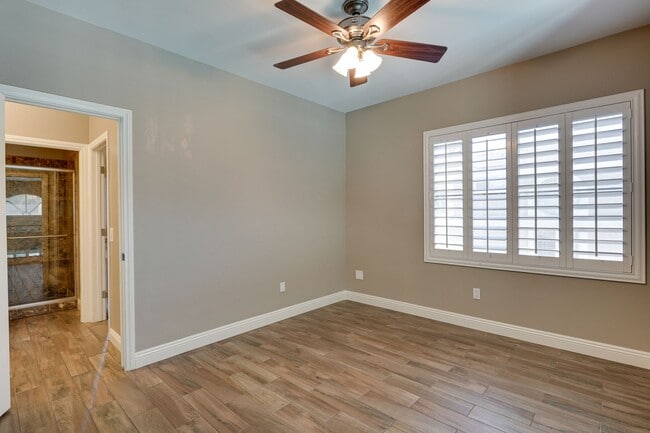 Building Photo - Luxurious 4 bd 3.5 bth Henderson Home in G...