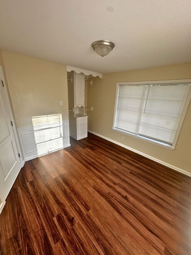 Building Photo - Cozy Country