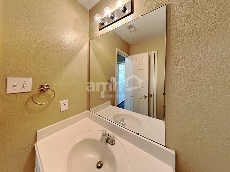 Building Photo - 18550 Sunrise Pines Dr