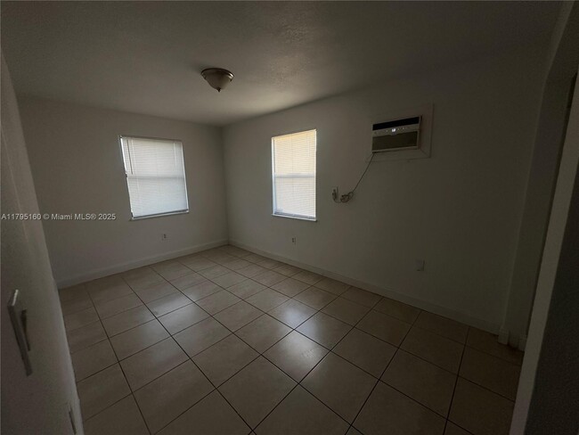 Building Photo - 5413 SW 19th St