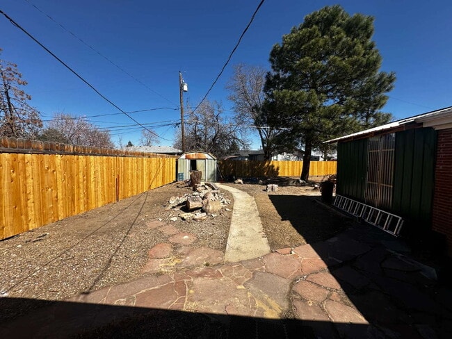 Building Photo - Available Immediately!  Spacious 6-Bedroom Retreat with 2 Full Baths in Charming Denver Locale!