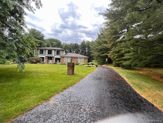 Building Photo - 6588 White Pines Dr