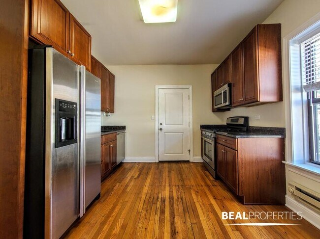 Building Photo - 1 bedroom in CHICAGO IL 60613