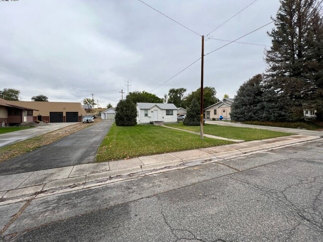 Building Photo - 1-2 Bedroom 1 Bath House with Garage, Newl...