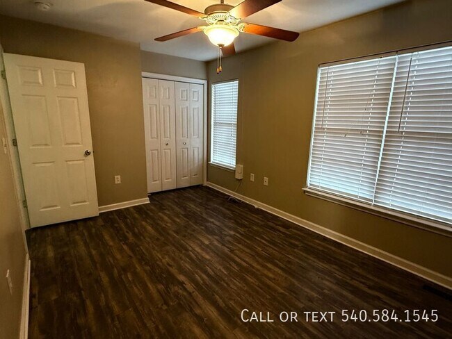 Building Photo - 160 Gretchen Ct