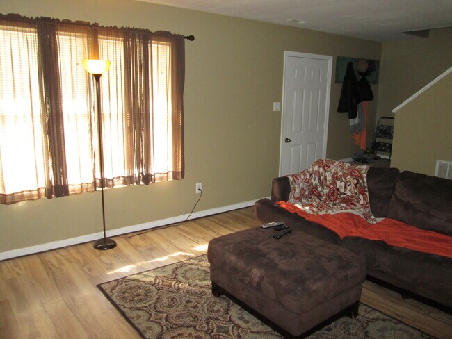 Building Photo - Lovely 3 bedroom, 2.5 bathroom Mechanicsvi...