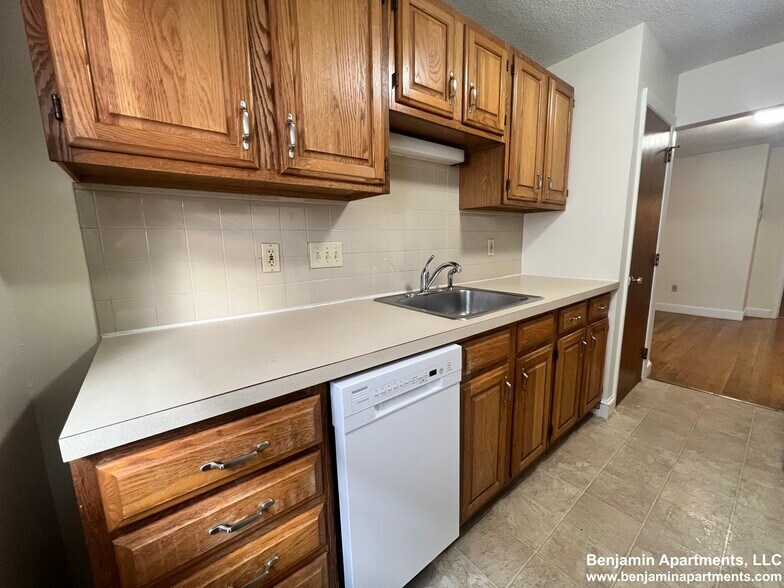 Building Photo - 11 Brattle Dr