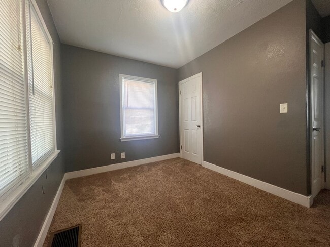 Building Photo - Cozy 2 Bed 1 Bath HOUSE w Garage
