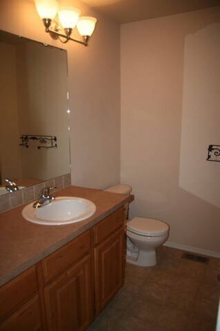 Building Photo - 3 Bedroom Duplex Near Downtown Available!