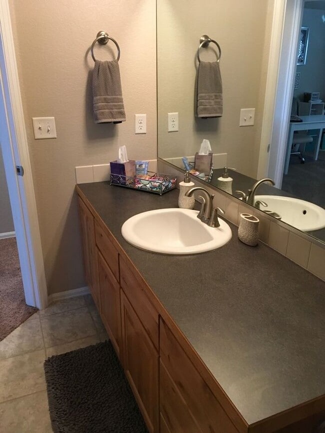Building Photo - Stunning 3 Bed / 2.5 Bath 2-Story Home in ...