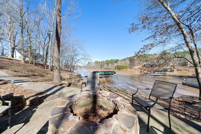 Building Photo - Lakefront Oconee Home