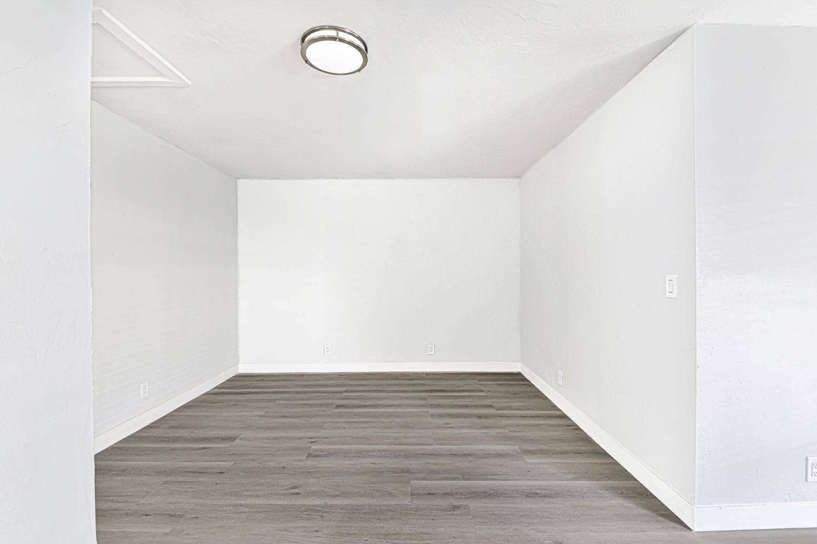 Building Photo - 811 Gardenia Ave