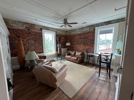 Building Photo - 13 W Park Sq NE