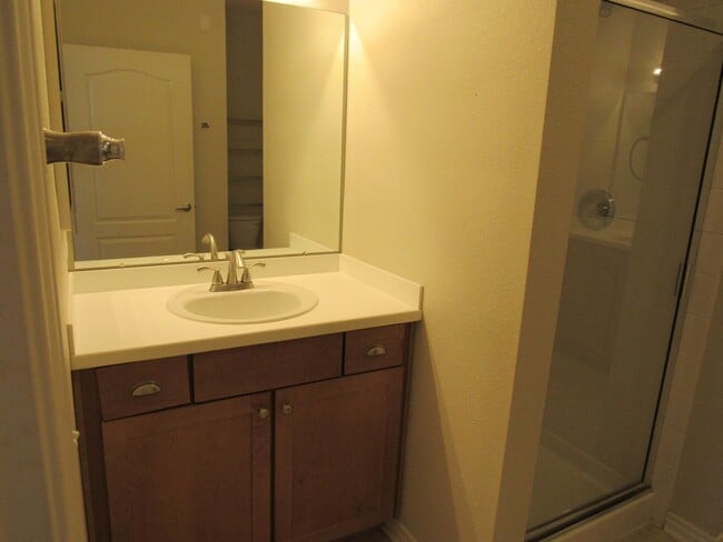 Building Photo - Spacious Condo in Gated Community | Close to light rail.
