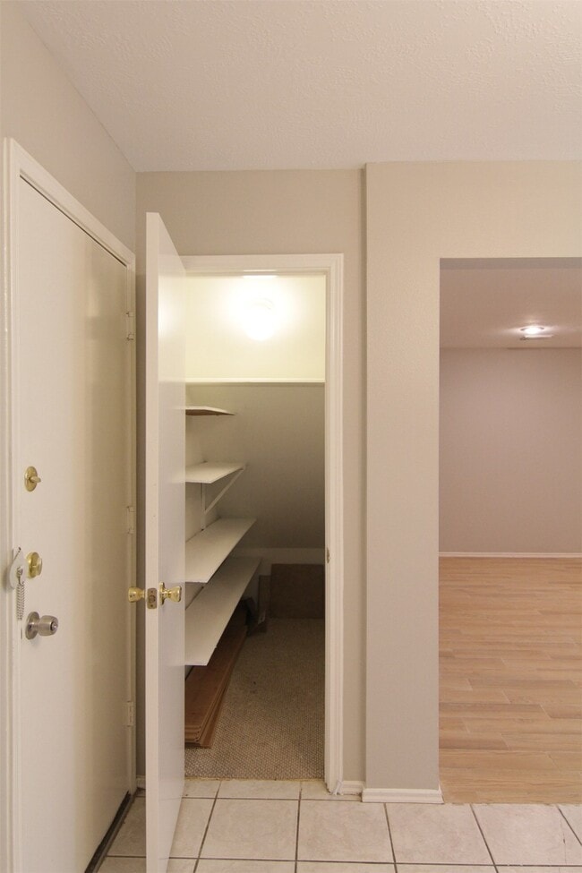 Building Photo - 8230 Golf Green Cir