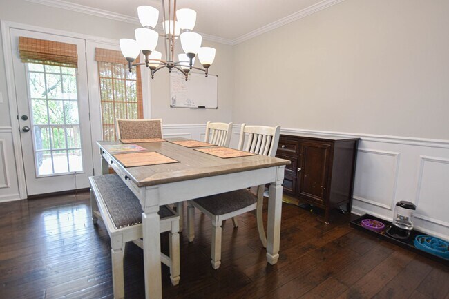 Building Photo - Pet Friendly Five Bedroom!