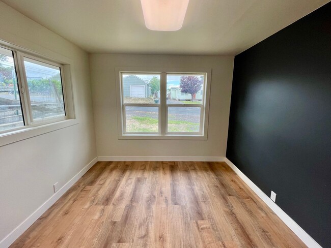Building Photo - Updated Cottage in Pilot Rock