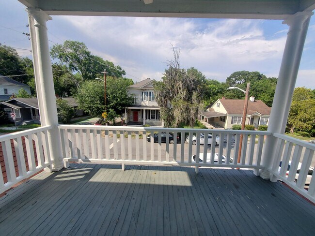 Building Photo - 2-bedroom, 2 bath Victorian style Upstairs unit with two balconies!