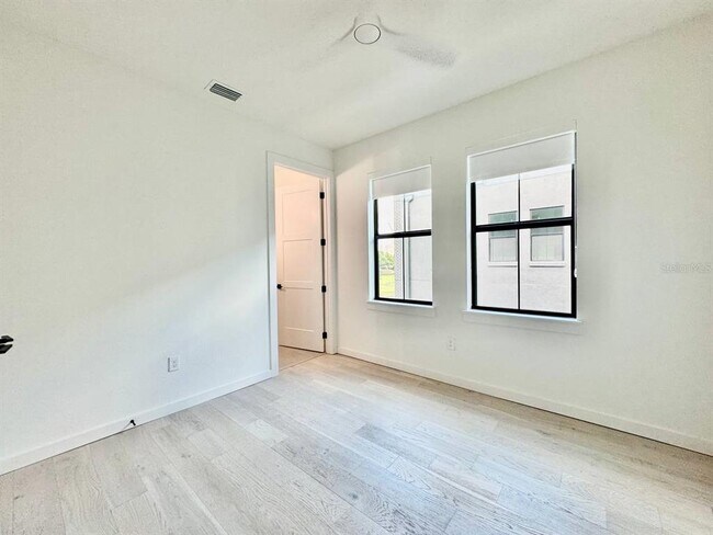 Building Photo - 1302 E Kay St