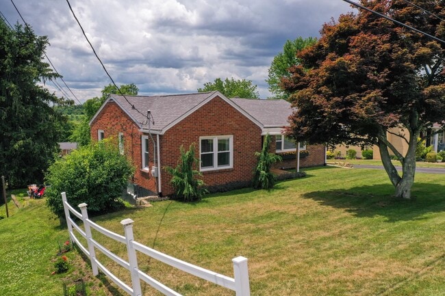 Building Photo - Charming 3-Bedroom, 2-Bath Single-Family H...