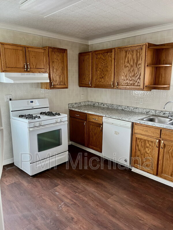 Building Photo - 212 W 9th St