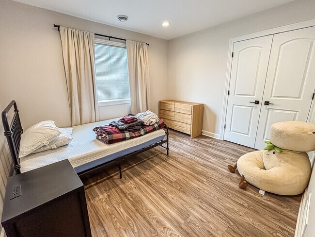 Building Photo - 3 Bedroom Town Home