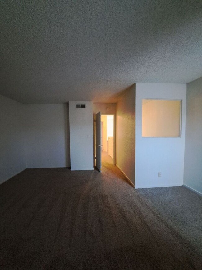 Building Photo - Charming 2-Bedroom Townhome in Fresno – Spacious Layout, Modern Kitchen & Community Amenities!